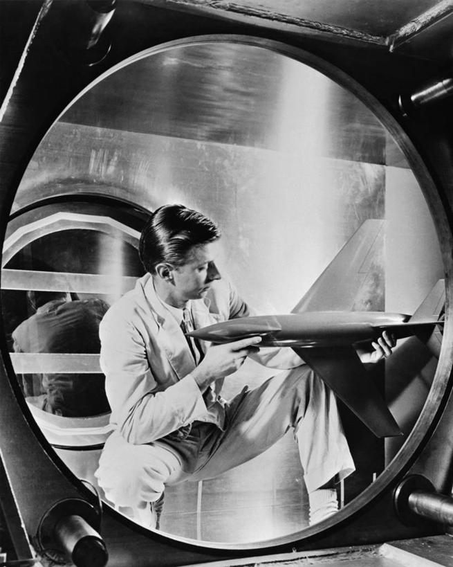 西方人,成年人,中年人,老年人,一个人,工程师,蹲,竖图,黑白,室内,科技,欧洲,欧洲人,仅一个男性,正装,检查,研究,军事,注视,观察,看,工业,摄影,观看,工程,察看,关注,导弹,老年男性,中年男性,白种人,社会问题,国防工业