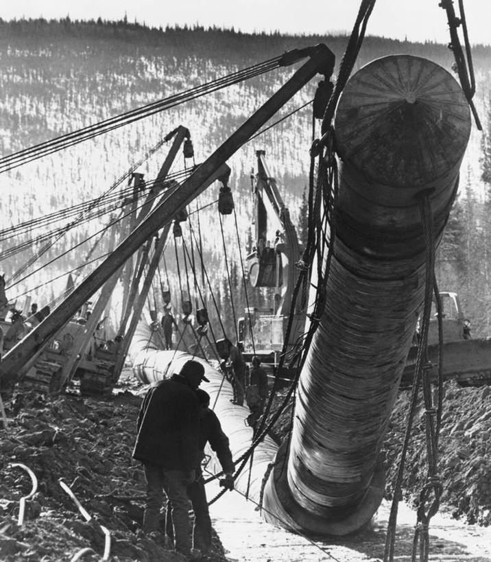 成年人,两个人,建筑工人,竖图,黑白,室外,白天,建筑业,建材,技术,建筑,金属制品,美国,朦胧,模糊,金属,管子,联系,设备,管道,施工,背面,绳子,建筑工地,交通工具,职业,机械,钢管,工业,摄影,能源,工程,石油工业,北美,载具,建筑材料,阿拉斯加,工作车,施工车,输油管道,工业机械