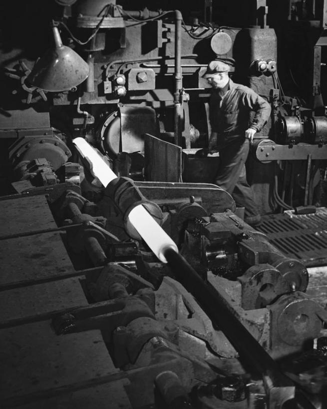 一个人,工厂,竖图,黑白,室内,制服,朦胧,模糊,钢铁,金属,热,工人,职业,工业,摄影,能源,制造,员工,匠人,劳动者,体力工,塑造,钢厂