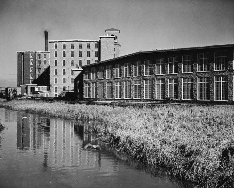 无人,工厂,横图,黑白,室外,白天,烟囱,河流,水,建筑,美国,反射,河岸,草,天空,工业,摄影,纺织厂,北美,工业建筑,马萨诸塞,纺织工业