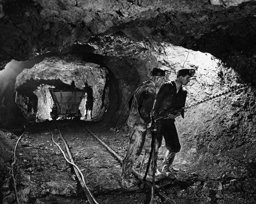 成年人,两个人,横图,黑白,室内,工作服,制服,安全,采矿业,路,铁路,美国,朦胧,模糊,工具,防护,轨道,交通,铁轨,靴子,职业,工业,运输,摄影,保护,矿产,北美,矿物,保险,防护服,阿肯色州,矿工,保全,周全,安稳,安定,工作制服,平安,工作套服,头灯,苦差事,金属矿产