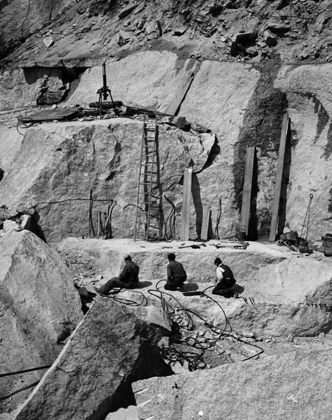 三个人,坐,竖图,俯视,黑白,室外,白天,采矿业,朦胧,模糊,粗糙,梯子,悬崖,工业,摄影,花岗岩,毛糙,采石场,岩石,高角度拍摄,粗拙