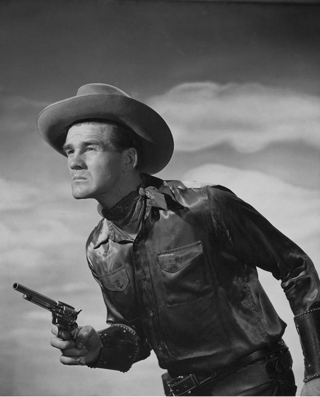 西方人,成年人,一个人,牛仔,竖图,黑白,室外,特写,信心,帽子,欧洲,美国,欧洲人,仅一个男性,仅一个人,弯腰,云,古典,休闲装,历史,领巾,腰带,仅一个年轻男性,一个,天空,牛仔帽,武器,摄影,手枪,单个,保护,专心,北美,北美洲,暴力,瞄准,美洲,美国文化,北亚美利加洲,亚美利加洲,危险,男人,男性,年轻男性,白种人,美国人,年轻人,半身,美利坚合众国