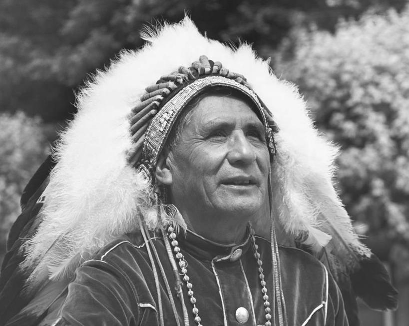 成年人,老年人,脸,头,脸颊,肩,关节,皱纹,一个人,微笑,横图,黑白,室外,特写,白天,美国,仅一个男性,仅一个人,北,古典,肩膀,向上看,仅一个老年男性,人体,摄影,印第安人,老年男性,男人,男性,美国人,头部,脸部,脸蛋,面部,传统服装,传统文化,对焦,大切诺基