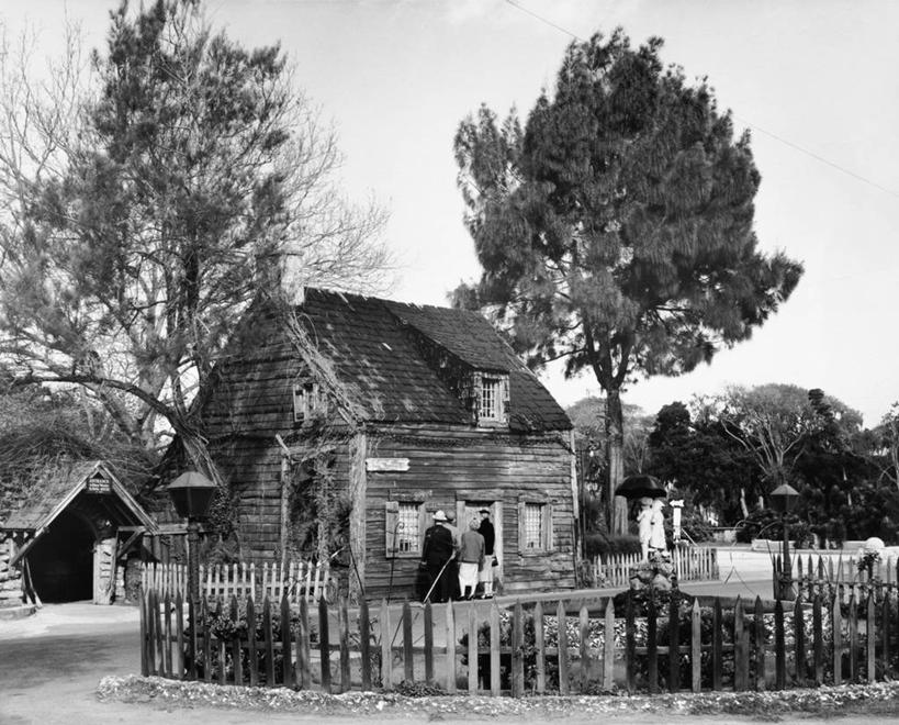 三个人,四个人,学校,教学楼,栏杆,横图,黑白,室外,白天,建筑,美国,朦胧,模糊,围栏,教育,校园,护栏,树,天空,教室,摄影,北美,北美洲,美洲,佛罗里达,佛罗里达州,佛州,阳光州,北亚美利加洲,亚美利加洲,圣奥古斯丁,教学大楼,美利坚合众国