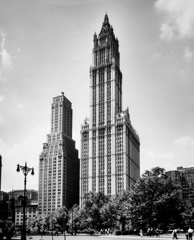 竖图,黑白,室外,白天,仰视,城市,建筑,路灯,摩天大楼,纽约,美国,云,塔,尖顶,许多人,树,天空,一群人,摄影,高,北美,纽约州,伍尔沃斯大厦,低角度拍摄