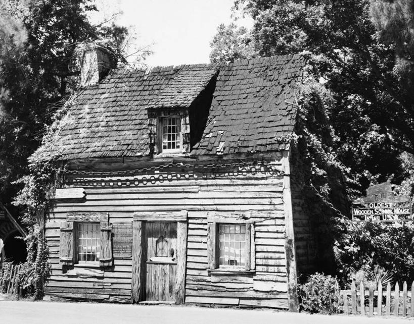 无人,学校,教学楼,横图,黑白,室外,白天,门,城市,建筑,美国,关闭,阴影,木制,屋顶,常春藤,古典,教育,历史,校园,树,天空,教室,摄影,铁环,锁链,链条,北美,北美洲,束缚,封闭,限制,美洲,佛罗里达,佛罗里达州,佛州,阳光州,北亚美利加洲,亚美利加洲,约束,圣奥古斯丁,教学大楼,美利坚合众国,过去