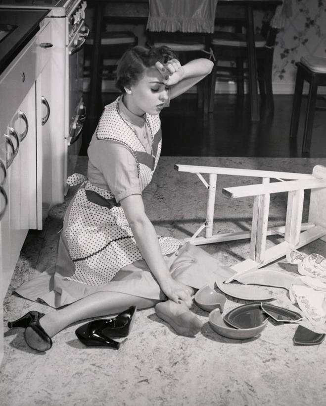 西方人,成年人,头发,一个人,家庭,坐,竖图,室内,高跟鞋,家务,厨房,地板,椅子,欧洲,欧洲人,仅一个年轻女性,仅一个女性,仅一个人,阴影,围裙,注视,观察,看,温暖,温馨,一家人,摄影,落下,生活方式,观看,吧椅,矮,和睦,察看,关爱,关注,痛苦,骨折,扭伤,年轻女性,女人,女性,白种人,年轻人,触摸,坐着,彩图,融洽,短发