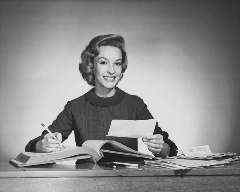 西方人,成年人,一个人,商务人士,秘书,商务女性,办公室,坐,微笑,横图,黑白,室内,商务,幸福,欧洲,欧洲人,仅一个年轻女性,仅一个女性,仅一个人,写,套装,正装,纸,图像,书桌,水笔,笔记本,职业,摄影,账单,企业,公司,票据,文档,肖像,发票,商务装,小票,工薪阶层,年轻女性,女人,女性,白种人,年轻人,白领,上班族,半身,收据,短发,会计科目