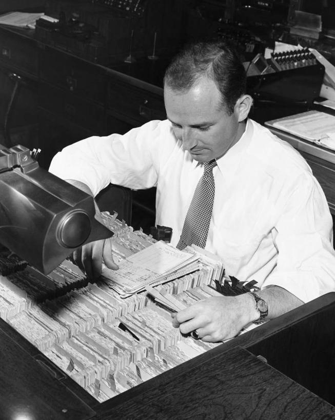 西方人,成年人,中年人,老年人,一个人,银行,竖图,俯视,黑白,室内,衬衫,欧洲,欧洲人,仅一个男性,正装,领带,注视,观察,看,收银员,卷起,金融,角度,摄影,观看,察看,袖子,关注,搜寻,老年男性,男人,中年男性,白种人,半身,高角度拍摄