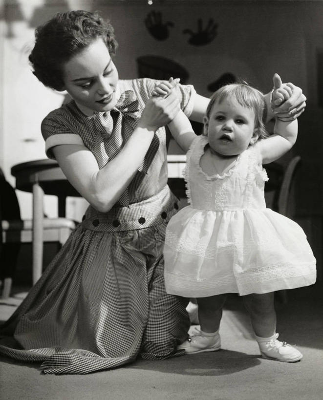 西方人,两个人,家庭,母亲,姐妹,站,竖图,室内,团队,欧洲,欧洲人,力量,摄影,协助,支撑,关爱,挑战,开端,女性,白种人,彩图,爱,幼儿