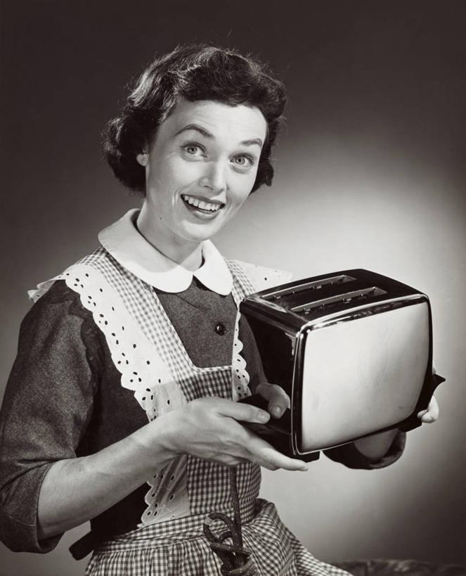 西方人,成年人,老年人,一个人,微笑,竖图,室内,快乐,礼物,欧洲,欧洲人,仅一个女性,仅一个人,围裙,仅一个中年女性,摄影,多样,多士炉,女人,女性,中年女性,白种人,彩图