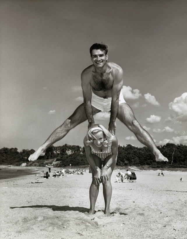 西方人,两个人,竖图,室外,白天,泳装,欧洲,欧洲人,平衡,摄影,男性,女性,白种人,年轻人,海滩,彩图,伴侣