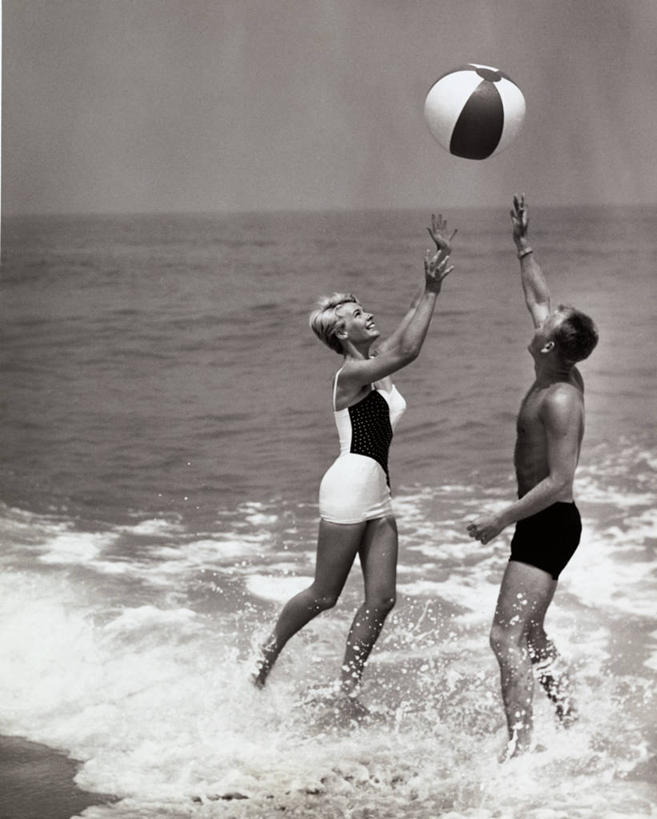 西方人,两个人,竖图,室外,白天,泳装,度假,游戏,玩具,欧洲,欧洲人,塑料,玩,娱乐,气球,塑料制品,休闲,充气玩具,橡胶,益智,摄影,活动,发泄,消遣,智力,橡胶制品,宣泄,男性,女性,白种人,年轻人,海滩,玩耍,嬉戏,彩图,伴侣