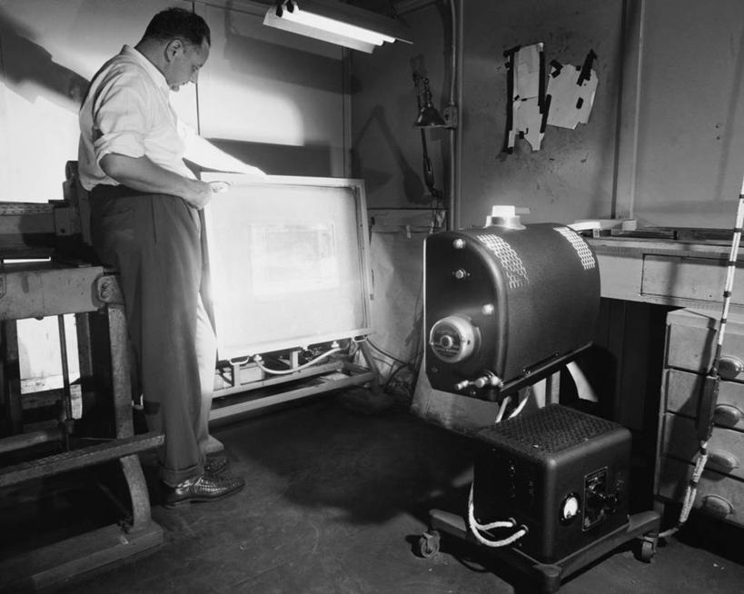 西方人,成年人,中年人,老年人,一个人,横图,黑白,室内,衬衫,欧洲,欧洲人,仅一个男性,仅一个人,仅一个中年男性,注视,休闲装,设备,物品,拍照,观察,看,职业,卷起,工业,摄影,观看,察看,袖子,操作,照明设备,关注,老年男性,男人,男性,中年男性,白种人