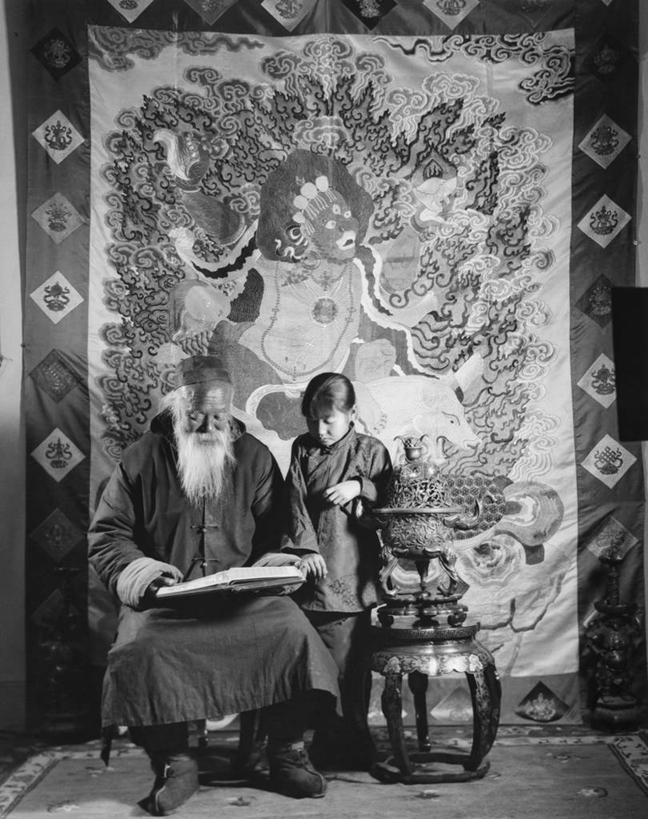 儿童,成年人,老年人,胡须,两个人,祖父母,祖父,坐,竖图,黑白,室内,纯洁,桌子,椅子,符号,古典,听,注视,小孩,观察,看,可爱,童年,童趣,读书,摄影,观看,察看,专心,关注,中国文化,童真,东亚人,烂漫,无邪,天真,老年男性,男人,男性,女孩,亚洲人,中国人,孩子,胡子,络腮胡,孙女,书,休闲活动,传统服装