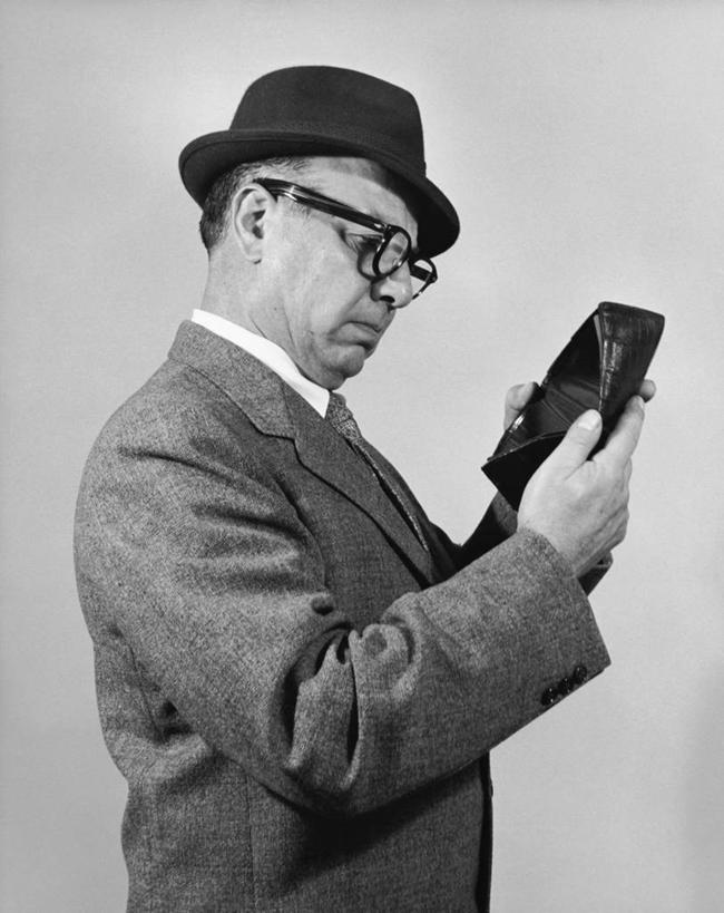 西方人,成年人,中年人,老年人,一个人,商务人士,商务男性,竖图,黑白,室内,衬衫,商务,失败,帽子,欧洲,欧洲人,仅一个男性,仅一个人,仅一个中年男性,套装,眼镜,摄影,钱包,贫穷,企业,公司,商务装,问题,工薪阶层,债务,破产,老年男性,男人,男性,中年男性,白种人,白领,上班族,半身,衬衣,损失