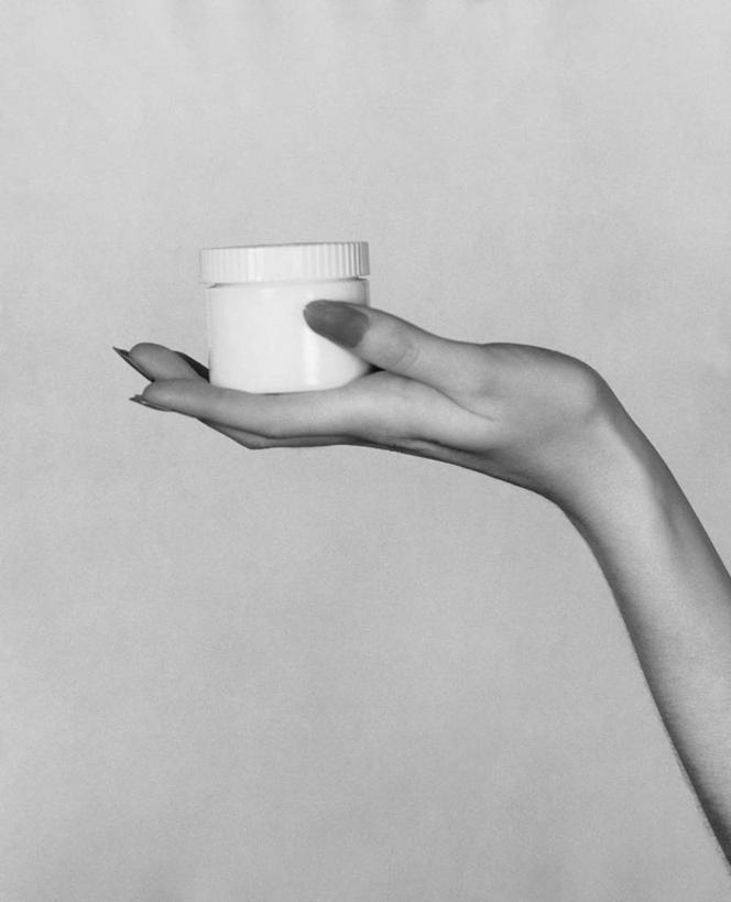 成年人,手,一个人,竖图,黑白,室内,特写,化妆,美容,仅一个女性,护肤,润肤露,容器,保养,享受,休闲,放松,保健,人体,摄影,部分,广口瓶,养颜,女人,SPA美容