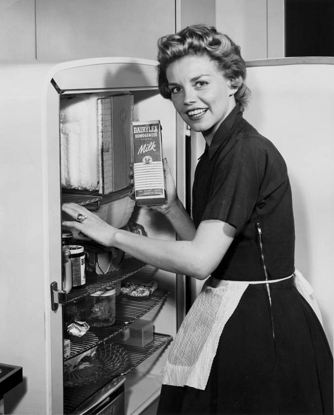 牛奶,西方人,成年人,头发,一个人,家庭,微笑,竖图,黑白,室内,特写,家务,快乐,幸福,欧洲,欧洲人,仅一个年轻女性,仅一个女性,仅一个人,围裙,文字,纸盒,冰箱,休闲装,饮食,温暖,温馨,一家人,摄影,生活方式,英文字母,矮,牛奶盒,和睦,肖像,年轻女性,女人,女性,白种人,年轻人,半身,融洽,短发