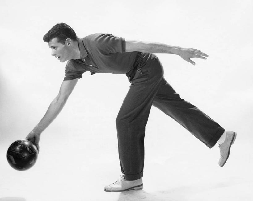 西方人,成年人,头发,一个人,举,横图,黑白,室内,衬衫,运动鞋,运动,保龄球,鞋子,欧洲,欧洲人,仅一个男性,仅一个人,伸展,弯腰,裤子,褐色,保龄球球瓶,俯身,休闲装,球,仅一个年轻男性,一个,托,平衡,翻滚,伸手,人体,摄影,单个,活动,矮,动作,专心,决心,男人,男性,年轻男性,白种人,年轻人,手臂,休闲活动,举起,举手,举着,扔,向上举,向上伸,向上托,张开手臂,保龄球鞋,短发