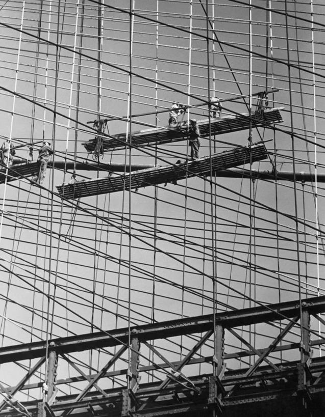 成年人,人群,建筑工人,竖图,黑白,室外,白天,仰视,风险,团队,建筑业,工人,建筑工地,职业,工业,角度,摄影,技能,危险,男人,员工,低角度拍摄,匠人,劳动者,体力工,建筑结构