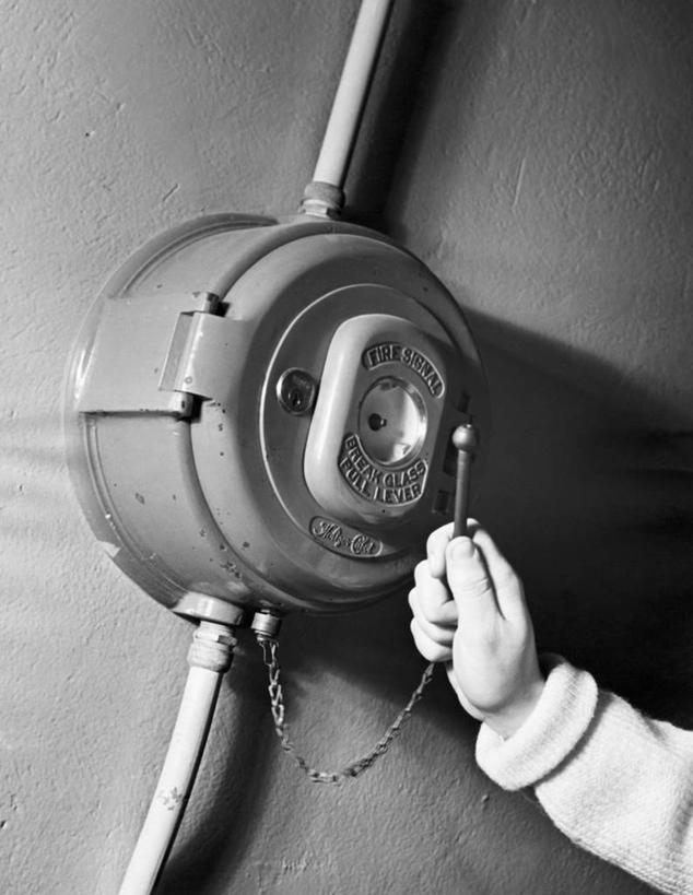 手,一个人,竖图,黑白,室内,特写,安全,金属,墙,人体,摄影,火警,铁环,保护,锁链,链条,部分,束缚,限制,约束,恶作剧,紧迫,忠告,危险