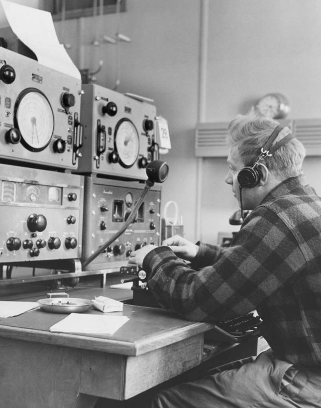 西方人,成年人,中年人,老年人,一个人,坐,竖图,黑白,室内,通讯,技术,桌子,车站,欧洲,欧洲人,仅一个男性,时间,纸,古典,听,注视,休闲装,设备,书桌,物品,耳机,收音机,观察,看,职业,摄影,观看,烟灰缸,察看,麦克风,传播,关注,机件,播音室,老年男性,男人,中年男性,白种人,钟,半身,传媒