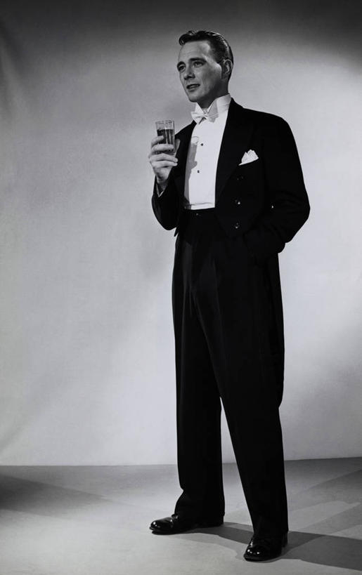 西方人,成年人,一个人,竖图,室内,鞋子,欧洲,欧洲人,仅一个男性,仅一个人,套装,服装,正装,领结,食品,饮食,饮料,仅一个年轻男性,摄影,生活方式,严肃,神圣,燕尾服,认真,男人,男性,年轻男性,白种人,年轻人,玻璃杯,彩图,礼服