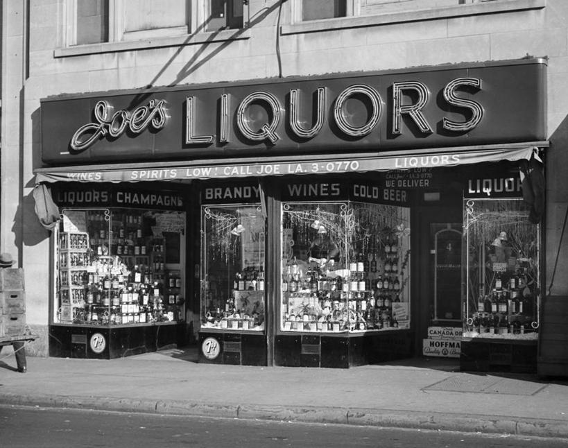 无人,商店,横图,黑白,室外,白天,窗户,落地窗,城市,橱窗,建筑,牌子,文字,人行道,酒类,饮食,招牌,玻璃窗,酒,酒瓶,饮料,办公大楼,零售,摄影,英文字母,玻璃橱窗,大写字母,店标