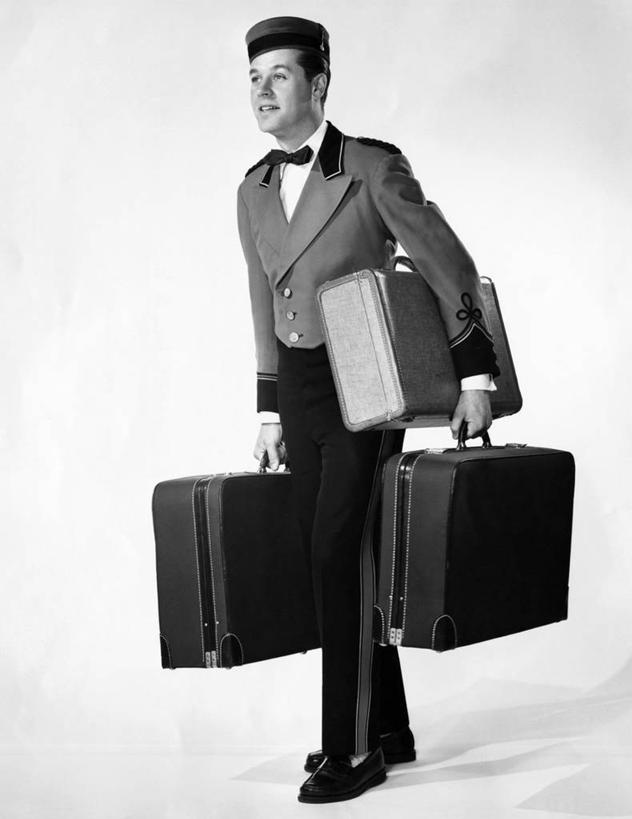 西方人,成年人,一个人,门童,微笑,竖图,黑白,室内,特写,制服,快乐,满意,酒店,手提箱,欧洲,欧洲人,仅一个男性,仅一个人,正装,仅一个年轻男性,三个,行李,服务,摄影,运送,男人,男性,年轻男性,白种人,年轻人,步行