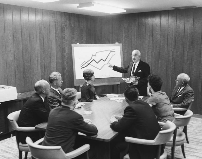 西方人,成年人,中年人,老年人,人群,商务人士,商务男性,商务女性,坐,横图,黑白,室内,衬衫,商务,讨论,通讯,团队,家具,桌子,欧洲,欧洲人,指,准备,套装,会议,会议桌,光,领带,指点,背面,白板,线图,摄影,电灯,指导,电,烟灰缸,知识,指向,解释,演说,企业,公司,照明设备,商务装,工薪阶层,计划书,老年男性,老年女性,男人,男性,女人,女性,中年男性,中年女性,白种人,白领,上班族,半身,衬衣