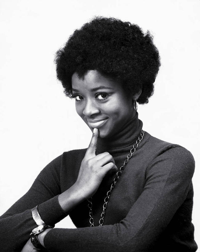 成年人,脸,头,脸颊,肩,关节,头发,一个人,微笑,竖图,室内,特写,白色背景,幸福,纯洁,信心,项链,仅一个年轻女性,仅一个女性,仅一个人,休闲装,肩膀,白色,调情,人体,摄影,手镯,铁环,矮,锁链,链条,腕表,束缚,限制,肖像,约束,耳饰,恶作剧,害羞,年轻女性,女人,女性,非洲人,年轻人,头部,脸部,脸蛋,面部,彩图,短发,高领毛衣