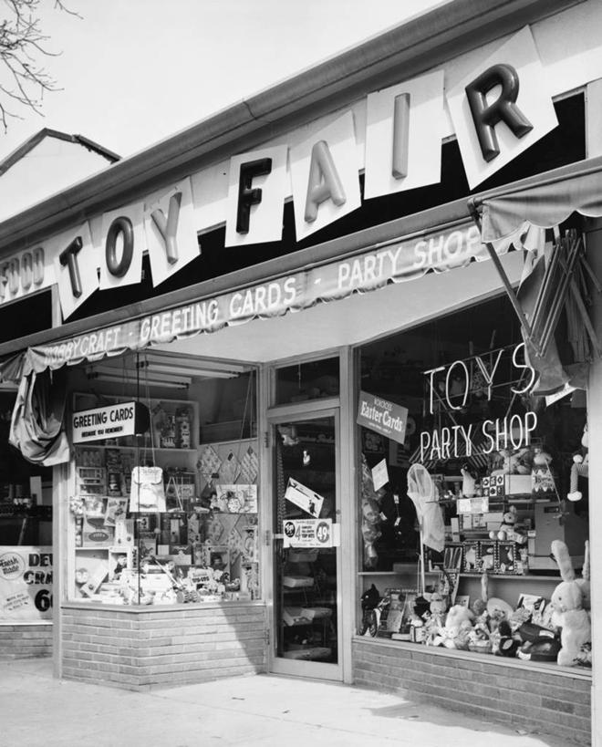 无人,商店,竖图,黑白,室外,白天,聚会,窗户,落地窗,橱窗,建筑,指示牌,玩具,标志,牌子,文字,标识,招牌,玻璃窗,天空,办公大楼,零售,童年,摄影,毛绒玩具,英文字母,玩具店,玻璃橱窗,大写字母,店标