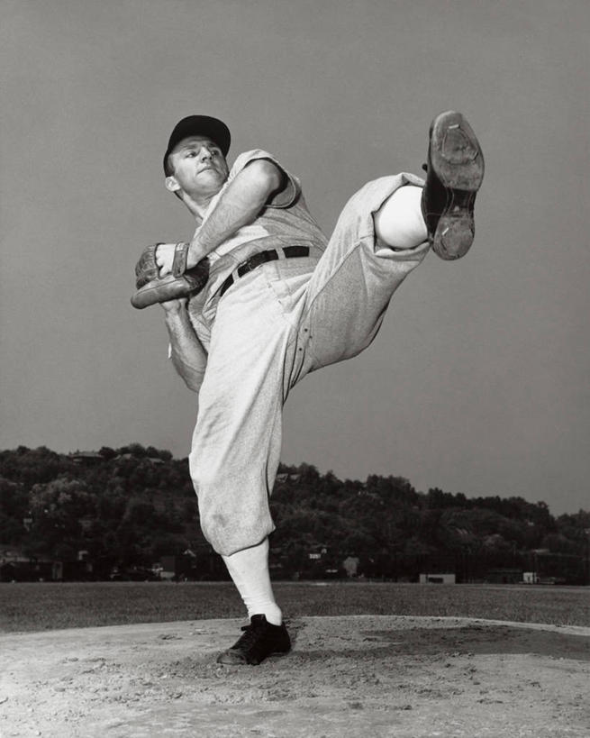 西方人,成年人,腿,一个人,同事,运动员,棒球运动员,运动场,竖图,室外,白天,仰视,运动服,成功,运动,合作,团队,集体,信心,竞争,棒球,欧洲,欧洲人,仅一个男性,仅一个人,准备,堆叠,棒球场,棒球帽,棒球手套,球场,竞技运动,投手,场地,队伍,仅一个年轻男性,天空,车队,鸭舌帽,活力,力量,人体,角度,摄影,领导,成就,棒球服,决心,努力,合伙,领袖,万里无云,技能,男人,男性,年轻男性,白种人,年轻人,体育运动员,运动选手,扔,彩图,低角度拍摄