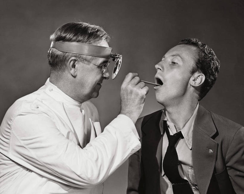 西方人,成年人,中年人,老年人,嘴,喉咙,两个人,医生,病人,微笑,横图,室内,工作服,衬衫,制服,欧洲,欧洲人,正装,检查,束发带,眼镜,领带,打开,张嘴,服务,人体,摄影,感冒,开启,医疗工具,张大嘴巴,压舌板,工作制服,技能,手术器械,老年男性,男人,中年男性,白种人,舌头,口,口腔,嘴巴,嘴唇,张开嘴,半身,彩图,工作套服,手术衣