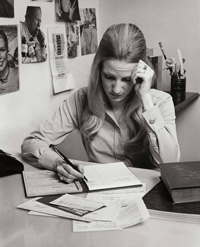 西方人,成年人,脸,头,脸颊,肩,关节,头发,一个人,商务人士,商务女性,竖图,室内,衬衫,商务,欧洲,欧洲人,仅一个年轻女性,仅一个女性,仅一个人,写,准备,套装,纸,注视,休闲装,书桌,海报,顾客,肩膀,水笔,笔记本,戒指,观察,看,服务,人体,摄影,观看,支票,察看,组织,专心,关注,商务装,工薪阶层,计划书,年轻女性,女人,女性,白种人,年轻人,头部,长发,脸部,脸蛋,面部,白领,上班族,彩图,会计科目