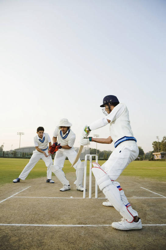 成年人,一个人,三个人,竖图,室外,白天,运动服,运动,竞争,印度,仅一个男性,仅一个人,头饰,首都,仅一个年轻男性,活力,摄影,生活方式,专心,新德里,敌对,技能,男人,男性,年轻男性,印度人,年轻人,彩图,板球运动员