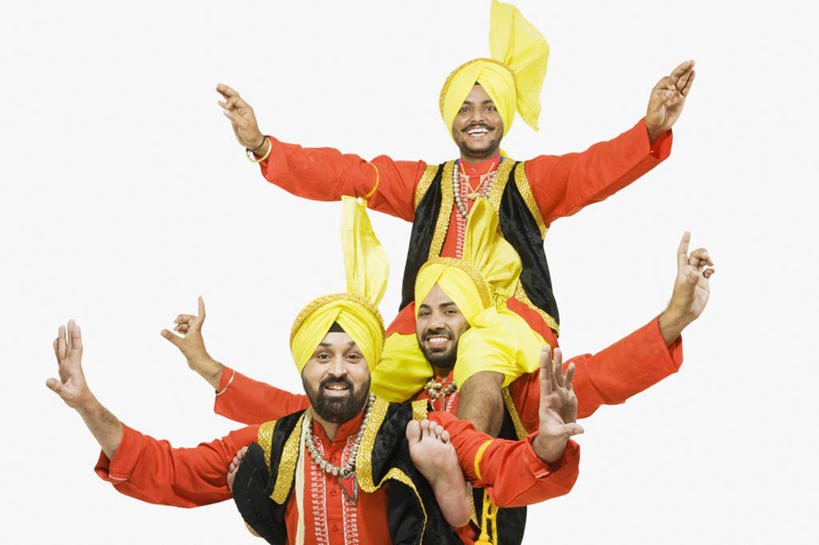 成年人,中年人,背,胡须,三个人,站,举,笑,微笑,露齿笑,横图,彩色,白色背景,快乐,表演,头饰,表演者,背着,手势,托,人体,摄影,五颜六色,幽默,色彩斑斓,肖像,五彩缤纷,印度文化,五彩斑斓,背负,四肢,五光十色,年轻男性,中年男性,印度人,年轻人,手臂,胡子,络腮胡,小胡子,举起,举手,举着,向上举,向上伸,向上托,半身,彩图,影棚拍摄,传统服装,舞蹈,打手势,传统文化,宝莱坞