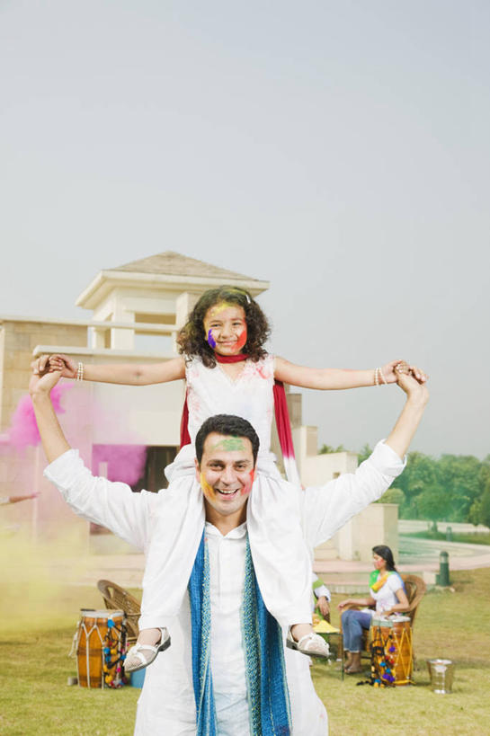 儿童,成年人,中年人,背,两个人,家庭,父亲,女儿,微笑,竖图,室外,白天,绘画,快乐,幸福,纯洁,印度,节日,庆祝,艺术,庭院,首都,小孩,背着,温暖,温馨,一家人,放松,可爱,童年,童趣,摄影,生活方式,颜料,美术,和睦,肖像,染料,童真,烂漫,无邪,印度文化,新德里,背负,无忧无虑,天真,男性,女孩,女性,中年男性,印度人,孩子,休闲活动,半身,彩图,胡里节,丙烯颜料,融洽