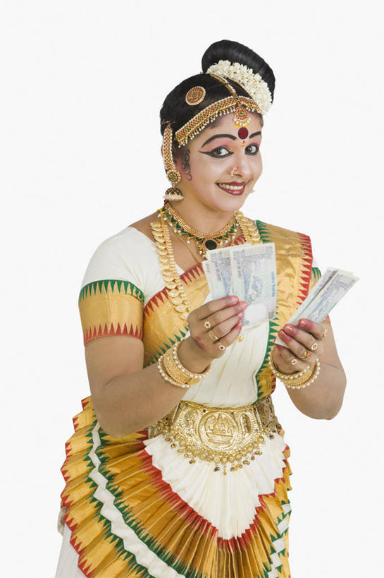 成年人,中年人,老年人,一个人,站,微笑,竖图,白色背景,正面,快乐,印度,仅一个女性,仅一个人,神话,拿着,现代,捆,黄金,白色,仅一个中年女性,诱惑,财富,金融,纸币,摄影,幽默,享乐,肖像,反差,印度文化,喀拉拉邦,印度教,贿赂,女人,女性,中年女性,印度人,舞者,彩图,影棚拍摄,传统服装,给予,传统文化