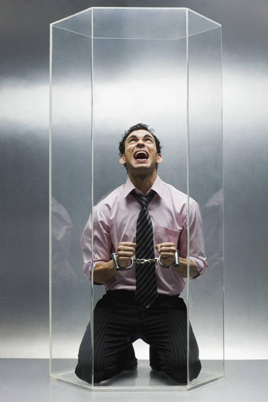 成年人,嘴,一个人,竖图,正面,手铐,仅一个男性,仅一个人,灰色背景,透明,六边形,大喊,仅一个年轻男性,灰色,容器,向上看,张嘴,人体,摄影,犯人,肖像,张大嘴巴,悲哀,想法,男人,男性,年轻男性,印度人,年轻人,口,口腔,嘴巴,嘴唇,张开嘴,跪着,彩图,影棚拍摄