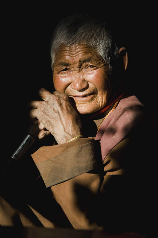 成年人,老年人,皱纹,头发,一个人,竖图,室内,特写,仅一个女性,仅一个人,黑色背景,拿着,皱眉头,摄影,仅一个老年女性,手杖,退休,肖像,老年女性,女人,女性,印度人,半身,彩图,影棚拍摄,传统服装,短发,传统文化