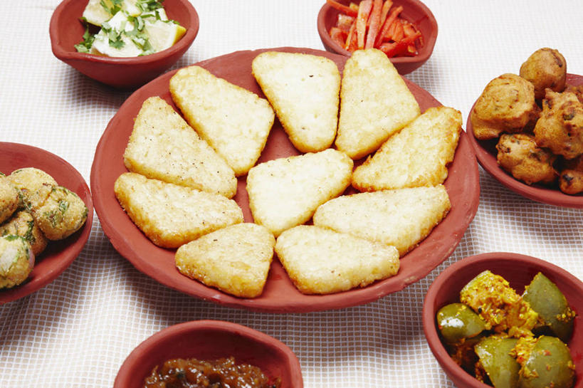 无人,横图,俯视,室内,特写,白色背景,晚餐,午餐,蔬菜,静物,食品,咖喱,小吃,饮食,盘子,碗,素食,摄影,多样,配菜,膳食,清新,选择,反差,健康食物,印度文化,彩图,高角度拍摄,影棚拍摄,装饰菜,传统文化