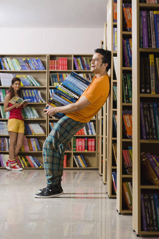 成年人,两个人,学生,图书馆,笑,微笑,露齿笑,竖图,室内,白天,书架,印度,许多,学习,堆叠,丰富,很多,教育,靠,靠着,家庭作业,夸张,读书,摄影,知识,运送,努力,马哈拉施特拉邦,孟买,年轻男性,年轻女性,印度人,年轻人,书,彩图