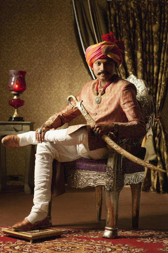 成年人,中年人,一个人,坐,竖图,室内,骄傲,信心,印度,仅一个男性,仅一个人,仅一个中年男性,头巾,古典,二郎腿,个性,摄影,高雅,剑,扶手椅,华贵,肖像,印度文化,男人,男性,中年男性,印度人,彩图,传统服装,英俊,传统文化,美人,马刀