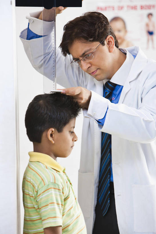 儿童,成年人,两个人,医生,病人,站,微笑,竖图,室内,白天,侧面,纯洁,印度,测量,眼镜,领带,首都,小孩,可爱,童年,童趣,摄影,专心,关爱,童真,烂漫,无邪,实验服,身高,新德里,天真,男孩,年轻男性,印度人,孩子,年轻人,半身,彩图