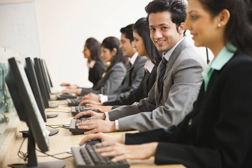 成年人,商务人士,办公室,坐,微笑,横图,室内,侧面,商务,通讯,团队,显示器,技术,印度,一排,套装,整齐,联系,书桌,排列,职业,摄影,享乐,企业,公司,队列,肖像,合伙,哈里亚纳邦,计算机,年轻男性,年轻女性,印度人,年轻人,白领,半身,彩图,对焦