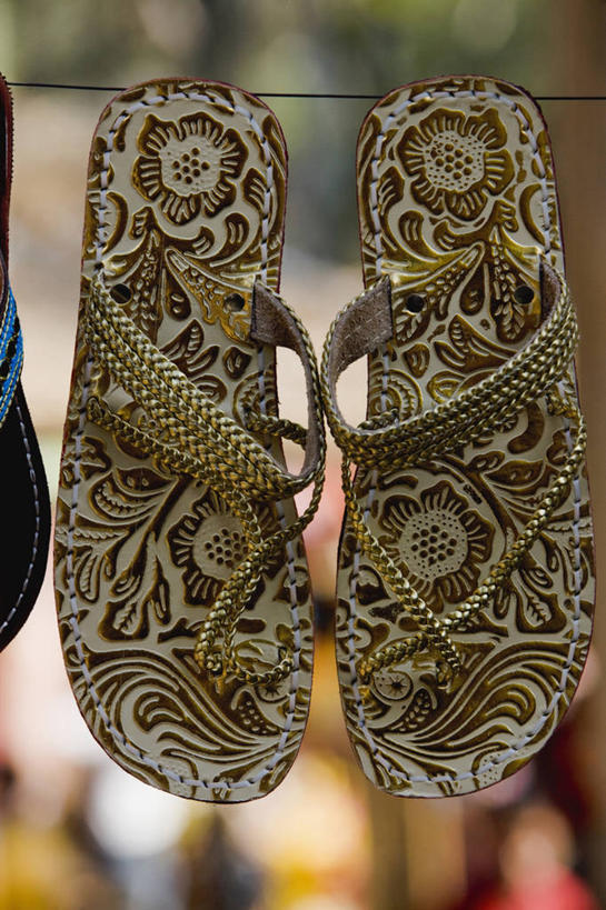 无人,竖图,室外,白天,凉鞋,时尚,印度,吊挂,悬挂,市场,一对,挂,两个,晾衣服,摄影,印度文化,哈里亚纳邦,彩图,旅行,街市