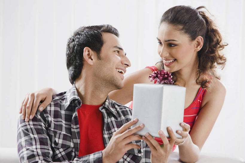 成年人,脸,头,脸颊,两个人,夫妻,笑,微笑,露齿笑,横图,室内,白天,爱情,快乐,幸福,礼物,包装纸,浪漫,肩膀,盒子,恩爱,恋人,摄影,惊奇,享乐,异性恋,年轻男性,年轻女性,印度人,年轻人,头部,脸部,脸蛋,面部,夫妇,情侣,彩图,给予,伴侣