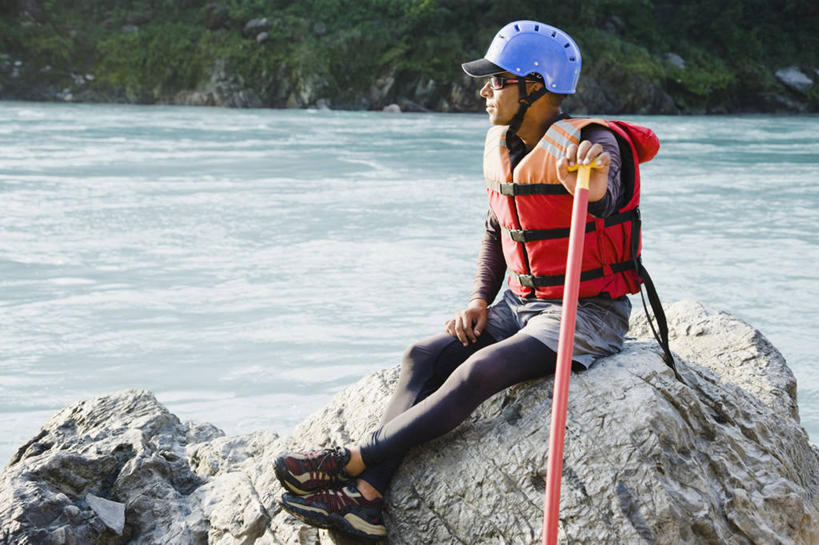 成年人,一个人,坐,横图,室外,白天,侧面,满意,信心,河流,印度,亚洲,仅一个男性,仅一个人,救生衣,拿着,仅一个年轻男性,太阳镜,思考,摄影,桨,南亚,印度共和国,恒河,印度次大陆,冒险,男人,男性,年轻男性,印度人,年轻人,双腿交叉,彩图,乌塔兰契尔邦,独处